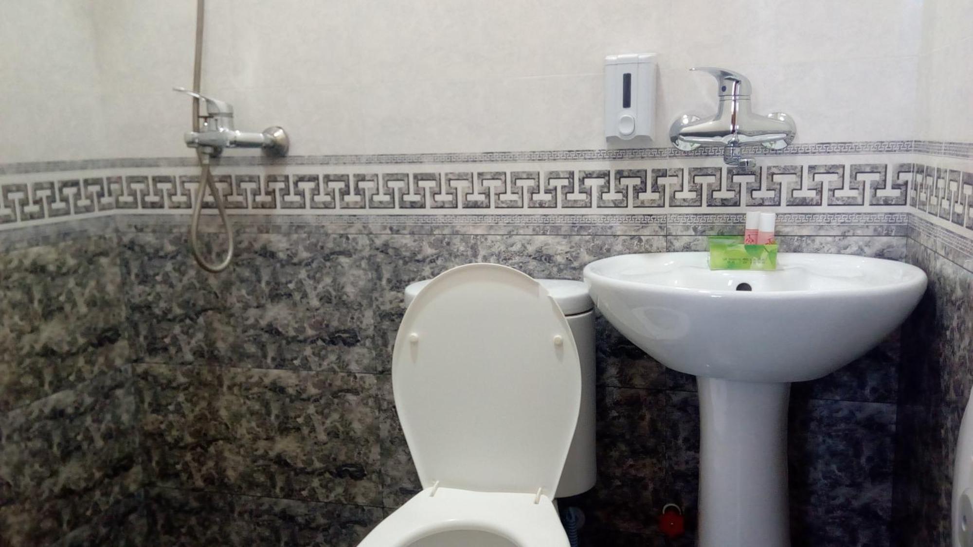 Hotel Isani Tbilisi Quarto foto