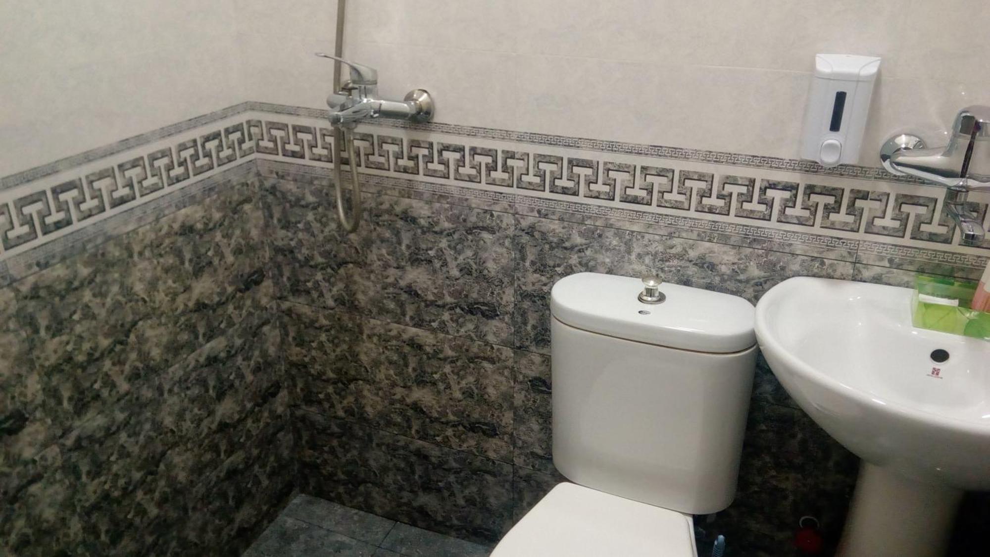 Hotel Isani Tbilisi Quarto foto