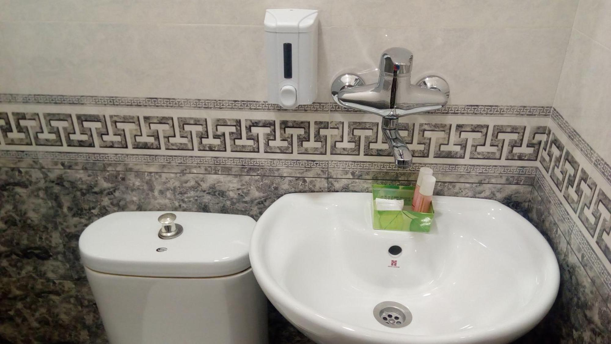 Hotel Isani Tbilisi Quarto foto
