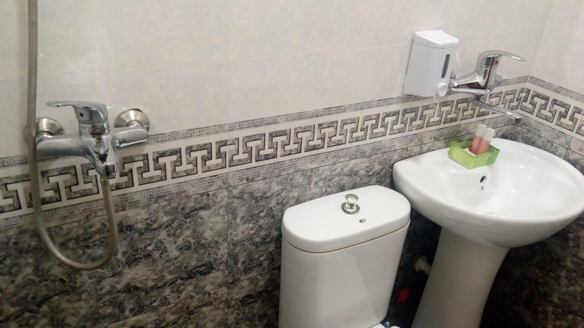 Hotel Isani Tbilisi Quarto foto